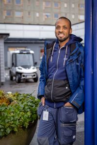 Mohamed står utanför Boservice i Hammarkullen