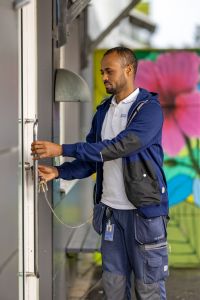 Personal använder tag för att ta gå in genom port