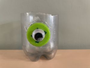 Ett öga klistrat på en halv petflaska.