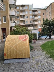 Ett målat elscootergarage.