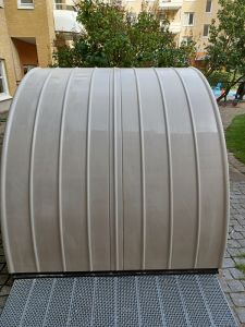 Ett grått elscootergarage.