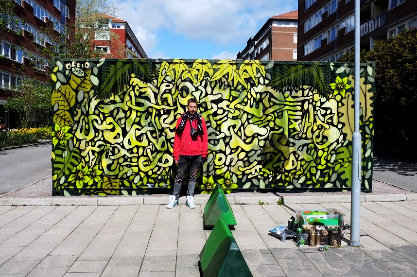 Konstnären Ollio målar redskapscontainer åt Bostadsbolaget i Landalabergen, bild Eva Brandt.