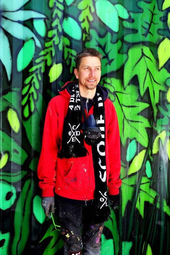 Konstnären Ollio målar redskapscontainer åt Bostadsbolaget i Landalabergen, bild Eva Brandt.