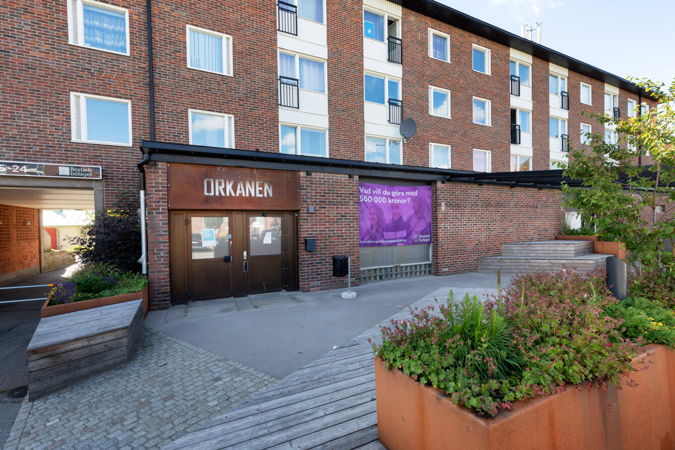 Bilden är från Godvädersgatan i Biskopsgården där entrén till hyresgästhuset Orkanen finns