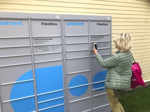 Paketboxar med en kvinna framför.