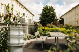 En sittgrupp mellan husen.