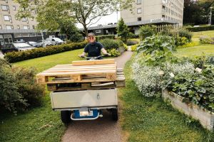 En kvinna kör elmoppe.