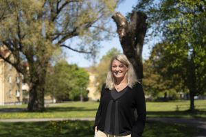 En kvinna ler in i bild.