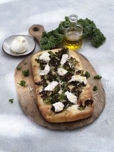 Pinsa med grönkål och burrata
