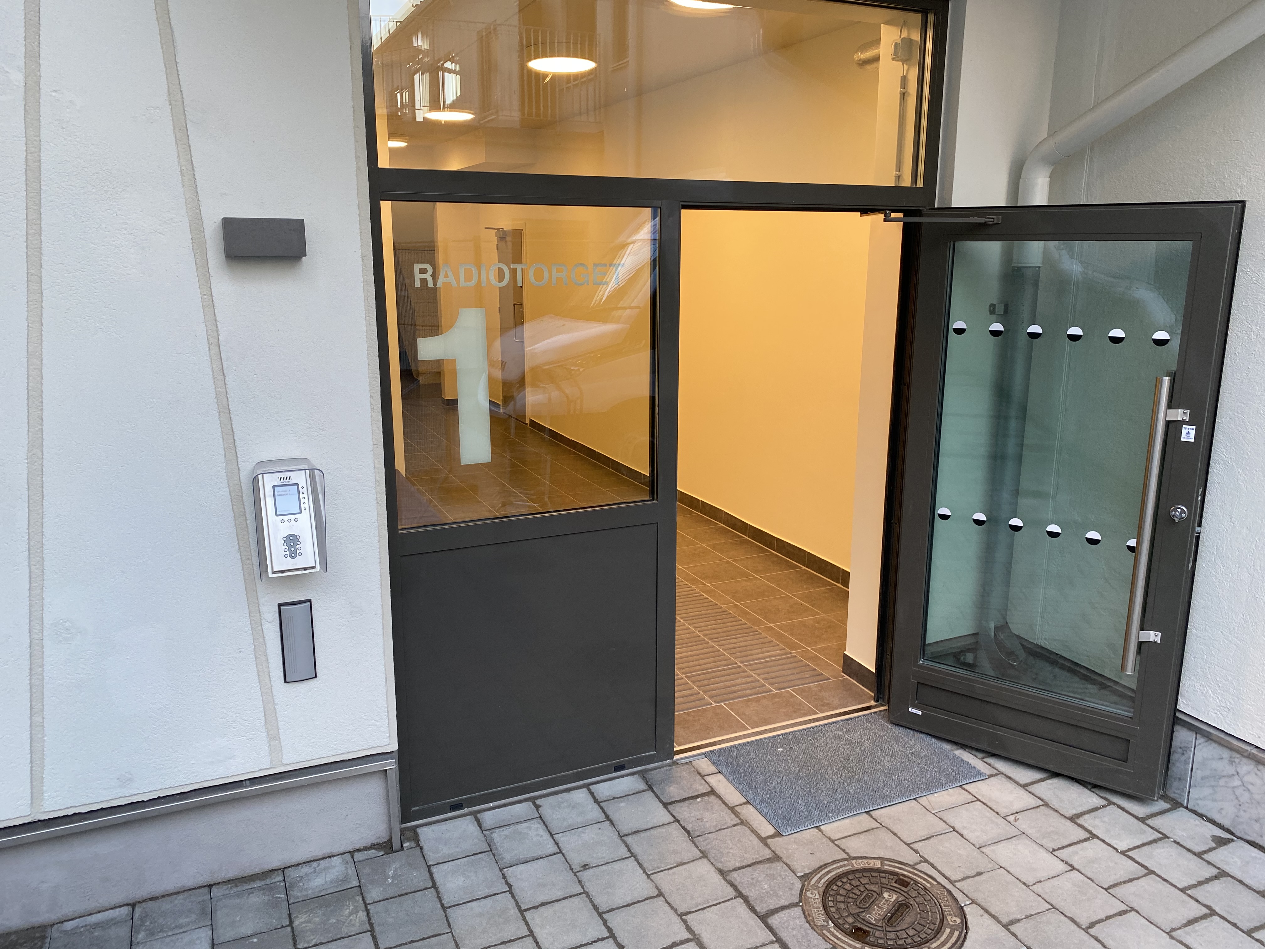 Entredörren in till det nya huset på Radiotorget 1.