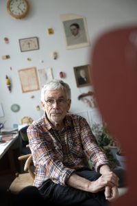 En bild på konstnären Ragnar Schmid i hans ateljé.