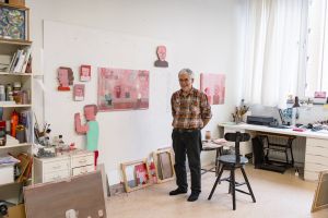 Konstnären Ragnar Schmid bland sin konst.