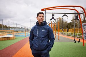 En man står framför en ny aktivitetsplats.