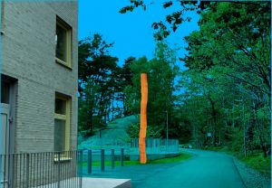 Ett bostadsområde - i mitten en orange pelare som reser sig från marken.