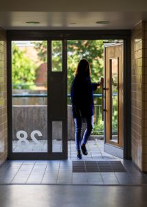 Kvinna som går in i en trappuppgång.