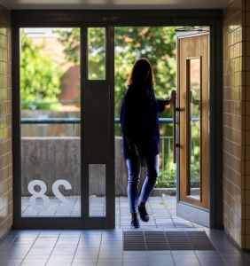 En okänd person är på väg in genom en port.