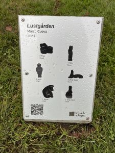 Bild på en skylt med bilder på skulpturer.