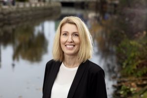 Bilden föreställer en kvinna i kavaj.