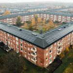 Flygfoto över hustak med solpaneler på.