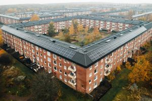 Flygfoto över hustak med solpaneler på.