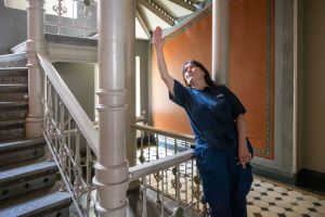 Lokalvårdaren Spomenca står i ett gammaldags trapphus i Vasastan.