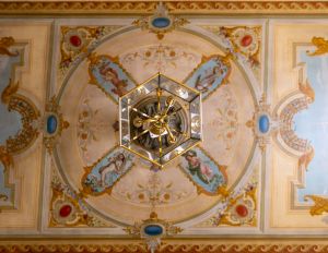 Bilden föreställer en takmålning från ett trapphus i Vasastan.