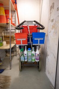 Bilden föreställer en städvagn.