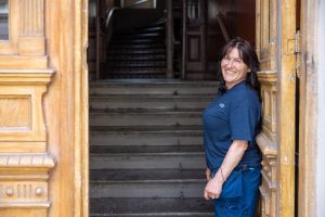 Lokalvårdaren Spomenca står i dörren till en av Vasastans entréer.