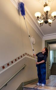 Lokalvårdaren Spomenca städar i gammalt trapphus i Vasastan.