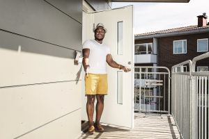 Man som bor i en av de små studentlägenheterna i Brunnsbo.