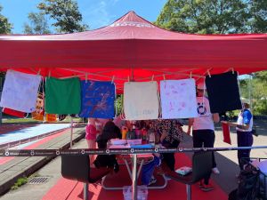 Ungdomar designar saker i ett tält i Biskopsgården