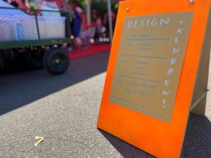 En skylt som visar dagens program i designklubben