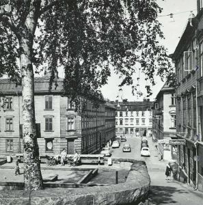 Bild på hus i stad.