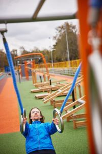 Person som tränar på en nybyggd aktivitetsbana.