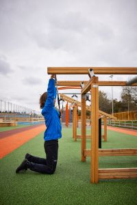 Person som tränar på en nybyggd aktivitetsbana.