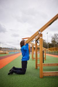 Person som tränar på en nybyggd aktivitetsbana.