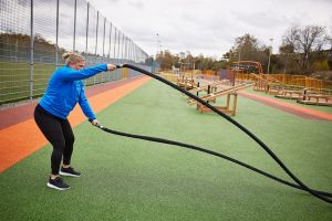Person som tränar på en nybyggd aktivitetsbana.