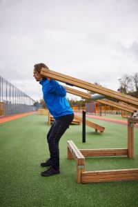 Person som tränar på en nybyggd aktivitetsbana.