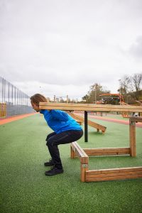 Person som tränar på en nybyggd aktivitetsbana.