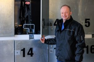 En man visar ett förråd för cyklar.