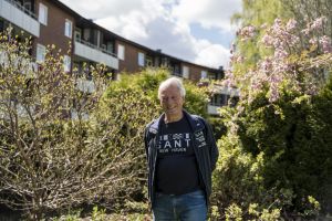 En äldre man ler in i kameran.