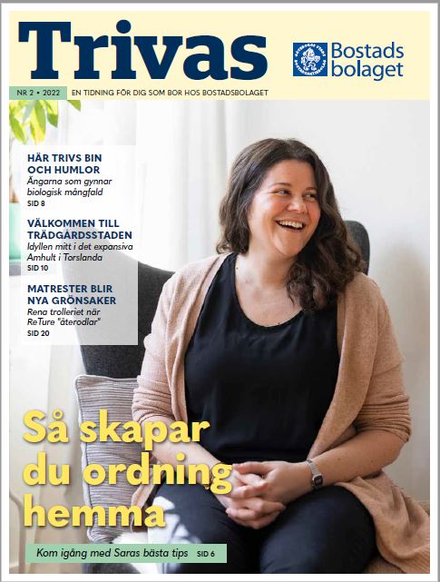 Framsida på tidningen Trivas. En kvinna sitter i en stol och ler.