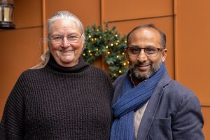 En kvinna och en man står bredvid varandra och ler in i kameran.