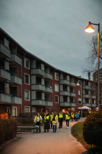 En grupp i varselvästar går utomhus.