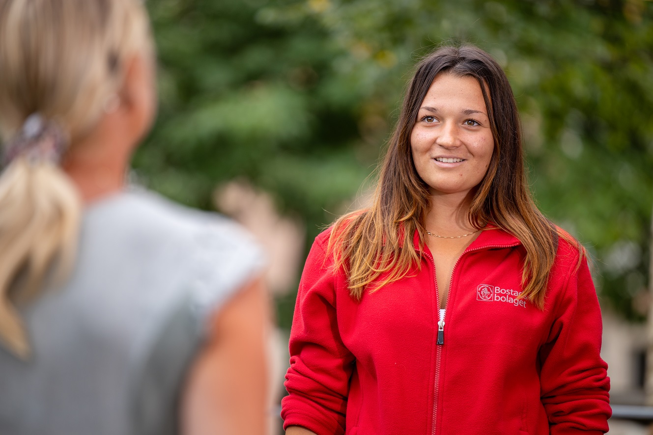 Trygghetsvärden Adna Kudra i Norra Biskopsgården ler mot en hyresgäst.