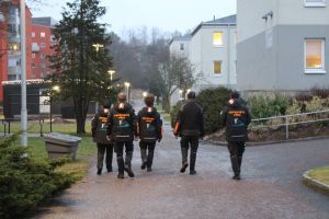 Ryggen på människor som går från kameran.