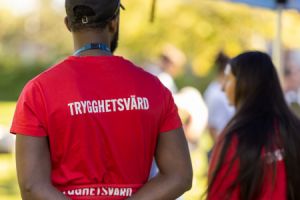Man ser ryggen på en kille och på ryggen står det Trygghetsvärd.