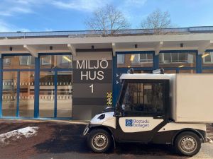 Miljöhus i Tynnered med Bostadsbolagets elbil framför.