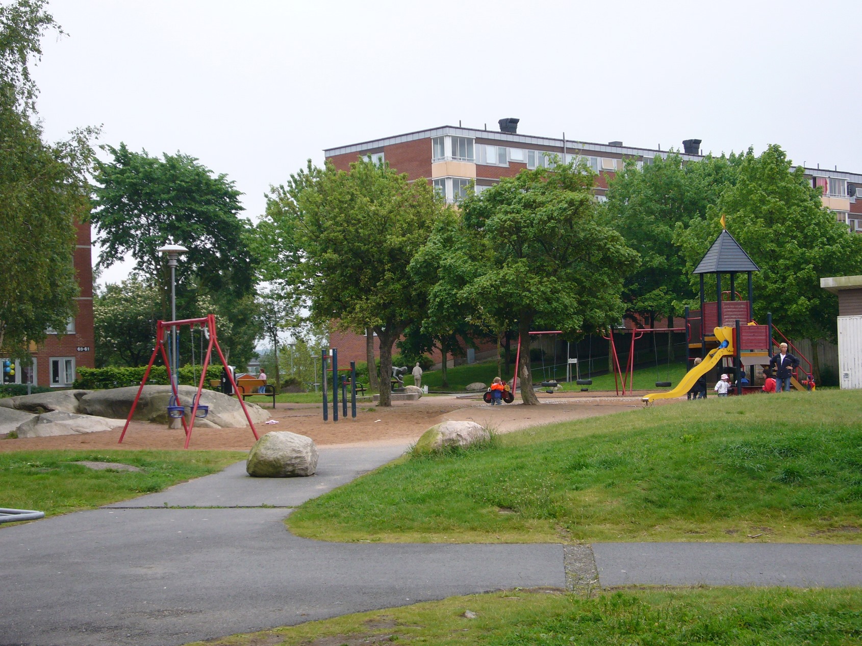 Bilden visar en lekplats och hus i Tynnered, Göteborg