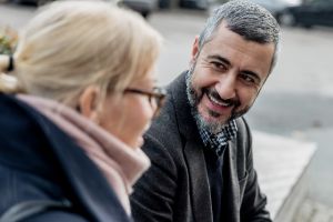 En man tittar på en kvinna.